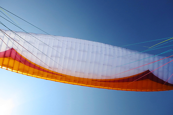 포토 JPG 해외이미지 스포츠 포즈 날개 오렌지 하늘 바람 사람없음 야외 파란색 맑음 침묵 자유 흰색 비행 체험 자신감 낙하산 글라이더 무료 해외포토 자연요소 감정 컬러 컨셉 과일 날씨 소리 파일형식 이미지허브