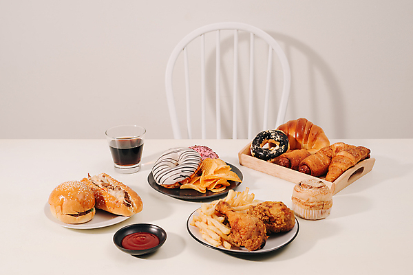 포토 JPG 해외이미지 빵 의자 탁자 패스트푸드 실내 사람없음 치킨 감자튀김 햄버거 도넛 인스턴트 케첩 콜라 머핀 핫도그 해외포토 음식 가구 디저트 감자 내부 튀김 소스_음식 탄산음료 닭고기요리 파일형식 이미지허브