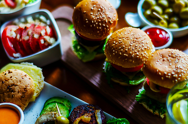 포토 JPG 해외이미지 그릇 접시 패스트푸드 실내 사람없음 햄버거 인스턴트 정크푸드 케첩 일렬 종지 나무도마 올리브절임 햄버거빵 해외포토 식기 음식 빵 도마 내부 목재 소스_음식 올리브 절임 파일형식 이미지허브