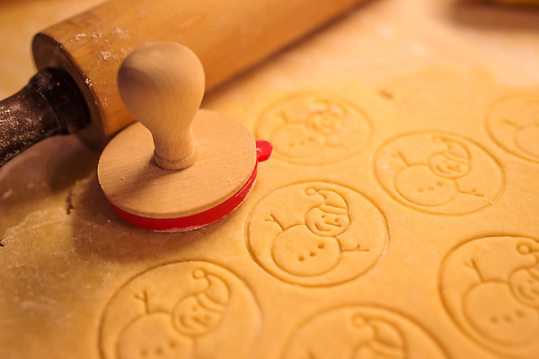 포토 JPG 해외이미지 전통 별 음식 백그라운드 크리스마스 겨울 가족 탁자 휴가 사탕 요리 사람없음 목재 크리스마스트리 갈색 파티 쿠키 주방 빵집 수확 신선 제조 굽기 날것 반죽 만들기 우표 단계 바닐라 방법 커터 페스츄리 핸드메이드 맛있는 해외포토 자연요소 나무 계절 기념일 빵 컬러 가구 농업 재료 관계 모션 디저트 이벤트 상점 구이 파일형식 이미지허브