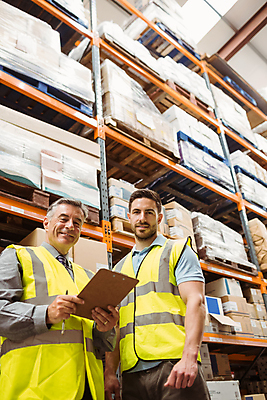 포토 JPG 해외이미지 백인 남자 중년 50대 노동자 실내 미소 들기 상반신 20대 성인 두명 앞모습 상자 비즈니스맨 물류창고 서류판 남자만 해외포토 서양인 직업 뷰포인트 비즈니스 모션 표정 사람 청년 내부 사무용품 직장인 창고 파일형식 이미지허브