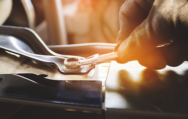 포토 JPG 해외이미지 손 장갑 손가락 교통시설 자동차 노동자 사람 사람없음 햇빛 검은색 기계 장비 덮개 기구 공구 수리 오브젝트 서비스 고정 문제 엔진 정비공 유지 해외포토 직업 잡화 육상교통 컬러 교통 신체부위 태양 뚜껑 도구 기술자 시설 파일형식 이미지허브