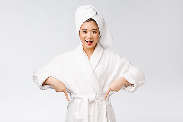 포토 JPG 해외이미지 응시 여자 실내 한명 동양인 상반신 성인 앞모습 수건 뷰티 가리킴 목욕가운 피부관리 흰배경 성인여자한명만 해외포토 1 시선 뷰포인트 백그라운드 사람 인종 손짓 내부 위생용품 흰색 가운 여자한명만 성인여자만 파일형식 이미지허브