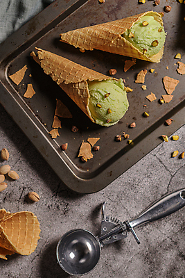 포토 JPG 해외이미지 회색배경 쟁반 실내 사람없음 하이앵글 달콤 아이스크림콘 콘아이스크림 부스러기 스쿱 피스타치오 해외포토 뷰포인트 백그라운드 아이스크림 내부 회색 견과류 맛 콘 파일형식 이미지허브