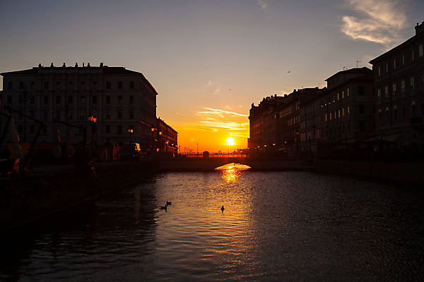 포토 JPG 해외이미지 유럽 바다 여행 건축양식 하늘 전등 사람없음 건물 파란색 황혼 일몰 이탈리아 새벽 도시 만 야간 저녁 운하 채널 해외포토 자연요소 건축물 건축 나라 컬러 조명 노을 파일형식 이미지허브