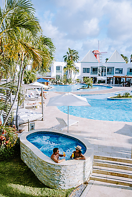 포토 JPG 해외이미지 라이프스타일 여자 수영복 행복 바다 섬 여행 우산 건축양식 호텔 휴가 휴식 주택 수영장 건강 손바닥 야외 두명 건물 물 파란색 비키니 태양 뷰티 맑음 수영 스파 낭만 고급 빌라 휴양지 이국적 해외포토 자연요소 건축물 손 옷 건축 감정 컬러 컨셉 숙소 날씨 사람 생활 장소 수상스포츠 파일형식 이미지허브