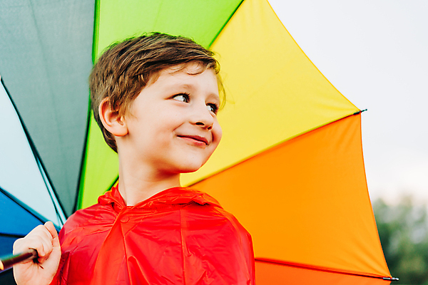 포토 JPG 해외이미지 행복 어린이 무지개 우산 장난 학교 한명 미소 웃음 소년 빨간색 초록색 여름 컬러풀 노란색 보라색 봄 자유 코트 가을 신선 긍정 방수 해외포토 자연요소 1 계절 교육 남자 감정 컬러 컨셉 표정 사람 외투 파일형식 이미지허브