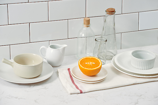 포토 JPG 해외이미지 그릇 접시 오렌지 단면 유리병 실내 사람없음 식탁보 냄비 찻주전자 슬라이스 해외포토 식기 과일 주전자 병_용기 내부 솥 파일형식 이미지허브