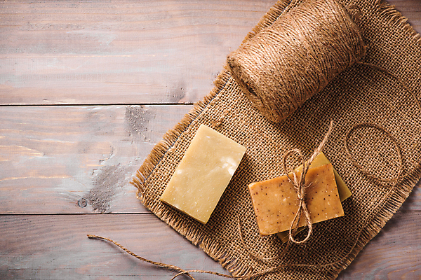 포토 JPG 해외이미지 실내 사람없음 하이앵글 화장품 묶기 노끈 에스테틱 천연비누 카피스페이스 나무배경 해외포토 줄 뷰포인트 백그라운드 모션 내부 뷰티 공백 비누 파일형식 이미지허브