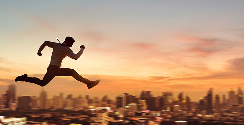 포토 JPG 해외이미지 직업 남자 행복 여행 컨셉 서류가방 비즈니스 사업가 모션 하늘 성공 노동자 기념 한명 사람 정장 성인 야외 건물 도시풍경 달리기 계단 여행가방 점프 고층빌딩 에너지 도전 도시 업무 비즈니스맨 속도 경영자 상승 바쁨 조경 스카이라인 재촉 개발 승자 해외포토 1 건축물 옷 감정 가방 풍경 빌딩 작업 직장인 리더 파일형식 이미지허브