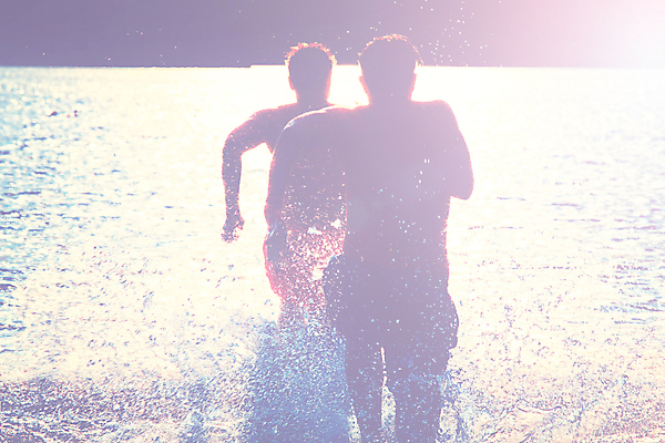 포토 JPG 해외이미지 남자 행복 실루엣 모래 바다 여행 가족 자연 하늘 휴가 휴식 함께함 미소 웃음 성인 야외 두명 물 여름 달리기 햇빛 태양 파티 맑음 점프 일몰 우정 기쁨 자유 그룹 주말 해외포토 자연요소 계절 감정 컨셉 관계 모션 날씨 촬영기법 표정 사람 이벤트 친구 노을 생태계 파일형식 이미지허브