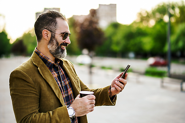 포토 JPG 해외이미지 백인 남자 행복 커피 비즈니스 통신 휴식 수염 거리 한명 성인 야외 건물 스마트폰 선글라스 독서 햇빛 유행 맑음 재킷 마시기 잡기 도시 작업 비즈니스맨 자신감 닫기 연결 시원함 전화기 경영자 시티라이프 카피스페이스 해외포토 서양인 1 라이프스타일 건축물 감정 안경 음료 컨셉 모션 날씨 사람 핸드폰 스마트기기 태양 공백 외투 직장인 리더 파일형식 이미지허브