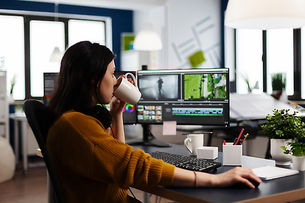 포토 JPG 해외이미지 여자 실내 한명 들기 상반신 성인 옆모습 그래픽 모니터 머그컵 마시기 키보드 마우스 그래픽디자이너 성인여자한명만 영상편집 해외포토 1 뷰포인트 모션 사람 내부 컵 컴퓨터 컴퓨터용품 디자이너 여자한명만 성인여자만 파일형식 이미지허브