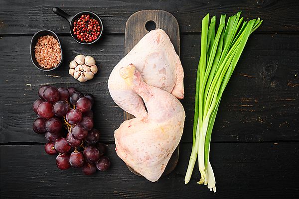 포토 JPG 해외이미지 포도 실내 마늘 사람없음 하이앵글 닭고기 신선 날것 소금 닭다리 후추 파 나무도마 나무배경 해외포토 뷰포인트 백그라운드 채소 과일 도마 육류 내부 목재 향신료 파일형식 이미지허브