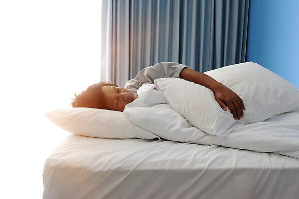 포토 JPG 해외이미지 라이프스타일 손 남자 행복 얼굴 컨셉 통신 놀이 모바일 피곤 한명 스마트폰 핸드폰 디지털 스크린 검은색 침실 꿈 환자 흰색 침대 잡기 잠 야간 연결 불안 스마트 걱정 낮잠 두통 부담 심각 취침시간 몽환 셀룰러 중독자 해외포토 자연요소 1 감정 컬러 가구 의학 모션 사람 생활 신체부위 전자제품 스마트기기 질병 파일형식 이미지허브