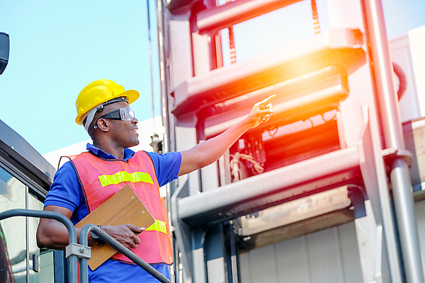 포토 JPG 해외이미지 직업 손 남자 산업 컨셉 비즈니스 공장 교통시설 휴식 노동자 한명 서기 미소 안전 사람 야외 상자 검은색 화물 가리킴 업무 엔지니어 제조 감독 헬멧 컨테이너 창고 상업 수납 짐차 포트 물류 고용 캡모자 해외포토 모자_잡화 1 컬러 교통 공업 모션 자동차 표정 손짓 신체부위 구직 운송업 작업 기술자 보호장비 시설 채용 파일형식 이미지허브
