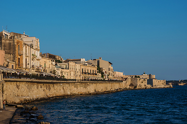 포토 JPG 해외이미지 전통 유럽 문화 바다 섬 여행 하늘 휴가 산 주택 파노라마 사람없음 세계 태양 항구 이탈리아 산책로 도시 만 보트 재산 땅 지중해 화산 타운 그리스인 바로크 옛날 해외포토 자연요소 서양인 나라 길 배_교통 교통시설 촬영기법 건물 금융 파일형식 이미지허브
