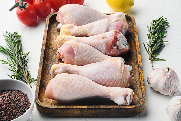 포토 JPG 해외이미지 그릇 방울토마토 실내 마늘 사람없음 닭고기 신선 레몬 흰배경 날것 닭다리 후추 로즈메리 나무쟁반 해외포토 식기 백그라운드 토마토 채소 과일 쟁반 육류 내부 목재 흰색 허브 향신료 파일형식 이미지허브