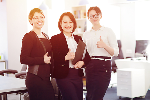 포토 JPG 해외이미지 직업 여자 비즈니스 통신 회의 협력 설계 노동자 아이디어 함께함 대화 여러명 노트북 사무실 업무 작업 비즈니스우먼 그룹 계획 토론 종업원 동료 경영자 해외포토 다수 컨셉 관계 말하기 사람 전자제품 직장인 리더 파일형식 이미지허브