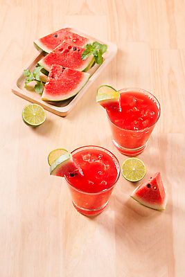 포토 JPG 해외이미지 잎 단면 수박 실내 사람없음 하이앵글 라임 나무받침 수박조각 수박주스 음식데코레이션 나무배경 해외포토 식물 뷰포인트 조각 백그라운드 과일 내부 목재 과일주스 받침대 파일형식 이미지허브