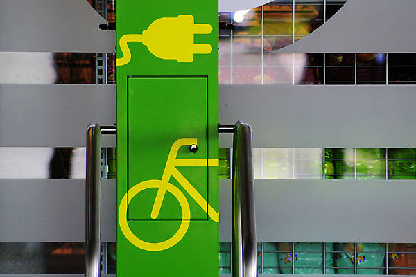 포토 JPG 해외이미지 도로 모바일 사람없음 자전거 에너지 바퀴 그린에너지 승차 순환 볼트 사이클링 혁명 베터리 전압 해외포토 길 컨셉 교통시설 모션 바이크 공구 육상스포츠 파일형식 이미지허브