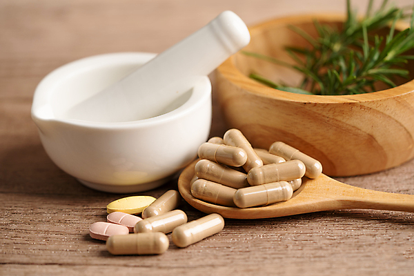 포토 JPG 해외이미지 건강 사람없음 알약 약 숟가락 허브 유기농 절구 절구방아 나무배경 해외포토 식물 웰빙 백그라운드 의학 수저 도구 파일형식 이미지허브