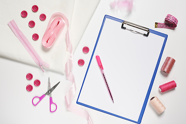 포토 JPG 해외이미지 디자인 옷 비즈니스 장신구 버튼 줄자 취미 사람없음 가로 빛 세트 유행 장비 도구 작업실 실 바느질 측정 오브젝트 테이프 실타래 자수 모음 수공예 재단 구성 핸드메이드 플랫레이 카피스페이스 해외포토 문구용품 자 한글 공백 플랫 공예 파일형식 이미지허브