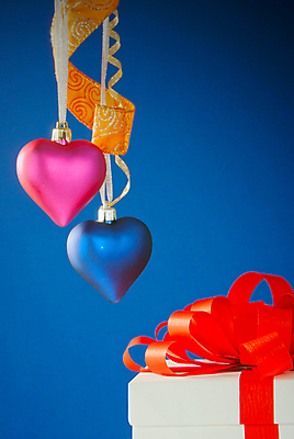 포토 JPG 해외이미지 모양 분홍색 휴가 발렌타인데이 나선형 선물 사랑 사람없음 장식 빨간색 파란색 상자 낭만 소용돌이 하트 마음 카피스페이스 해외포토 감정 컬러 컨셉 무늬 데이이벤트 공백 회오리 파일형식 이미지허브