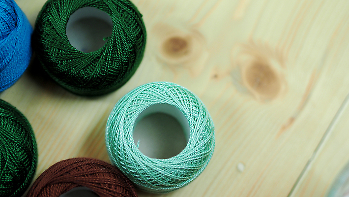 포토 나무 손 컬러 무늬 재료 모션 문화예술 사람 취미 신체부위 도구 직물 작업 공예 파일형식 사람없음 JPG 해외이미지 DIY 목재 프레임 천 실 자수 재단 수공예 바느질 만들기 테두리 캔버스 미술 바늘 백그라운드 땀 핸드메이드 흰색 디자인 패턴 장식 십자가 업무 손가락 여자 면 유행 해외포토 이미지허브