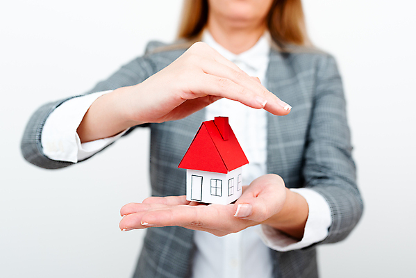 포토 JPG 해외이미지 여자 부동산 주택 한명 들기 정장 상반신 성인 앞모습 아웃포커스 성장 비즈니스우먼 주기 투자 건축모형 성인여자한명만 해외포토 1 옷 뷰포인트 비즈니스 모션 촬영기법 사람 건물 모형 직장인 재산 여자한명만 성인여자만 파일형식 이미지허브