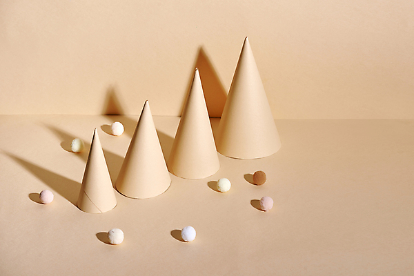 포토 JPG 해외이미지 종이 크리스마스 실내 사람없음 크리스마스트리 원형 원뿔 갈색배경 해외포토 도형 기념일 백그라운드 내부 갈색 파일형식 이미지허브