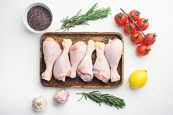 포토 JPG 해외이미지 그릇 방울토마토 실내 마늘 사람없음 하이앵글 닭고기 신선 레몬 흰배경 날것 닭다리 후추 로즈메리 나무쟁반 해외포토 식기 뷰포인트 백그라운드 토마토 채소 과일 쟁반 육류 내부 목재 흰색 허브 향신료 파일형식 이미지허브