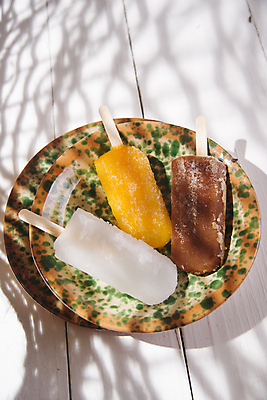 포토 JPG 해외이미지 접시 아이스크림 실내 그림자 사람없음 세개 달콤 시원함 막대아이스크림 나무배경 해외포토 식기 백그라운드 디저트 3 내부 맛 파일형식 이미지허브