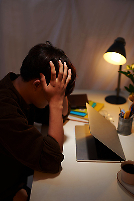 포토 JPG 해외이미지 남자 실내 한명 상반신 성인 옆모습 노트북 좌절 감싸기 우울감 성인남자한명만 해외포토 1 감정 뷰포인트 컨셉 모션 사람 내부 전자제품 남자한명만 성인남자만 파일형식 이미지허브