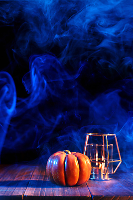 포토 JPG 해외이미지 백그라운드 컨셉 탁자 호박 사람없음 축제 어둠 할로윈 분위기 연기 오브젝트 잭오랜턴 호러 해외포토 가구 채소 공포 파일형식 이미지허브