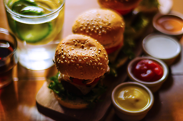 포토 JPG 해외이미지 음료 잔 패스트푸드 실내 사람없음 아웃포커스 햄버거 인스턴트 정크푸드 케첩 종지 마요네즈 나무도마 나무배경 해외포토 그릇 식기 음식 백그라운드 도마 촬영기법 내부 목재 소스_음식 파일형식 이미지허브