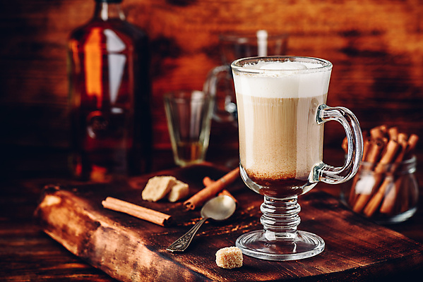 포토 JPG 해외이미지 커피 한잔 사람없음 갈색 칵테일 커피잔 티스푼 크림 나무탁자 위스키 해외포토 1 음료 컬러 탁자 잔 주류 숟가락 파일형식 이미지허브