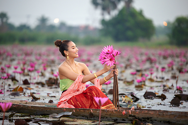포토 JPG 해외이미지 모델 전통 드레스 여자 아시아 종교 문화 여행 백그라운드 불교 태국 미술 한명 미소 사람 동양인 뷰티 유행 축제 댄서 수확 골동품 사찰 역사 황금 우아함 실크 환영 스타일 해외포토 직업 1 옷 나라 컨셉 농업 종교건축 문화예술 표정 인종 직물 파일형식 이미지허브