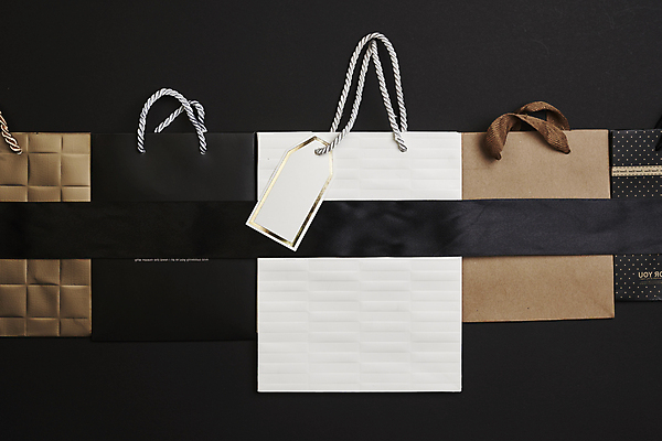 포토 JPG 해외이미지 리본 백그라운드 컨셉 가방 비즈니스 포장 검은배경 휴가 선물 사람없음 쇼핑 쇼핑백 세일 쌓기 상점 검은색 축제 흰색 축하 인사 시장 구매 사인 상업 패키지 질서 소매 온라인 승진 금요일 마케팅 매각 플랫레이 카피스페이스 블랙프라이데이 제의 해외포토 잡화 컬러 모션 데이이벤트 공백 예절 플랫 요일 파일형식 이미지허브