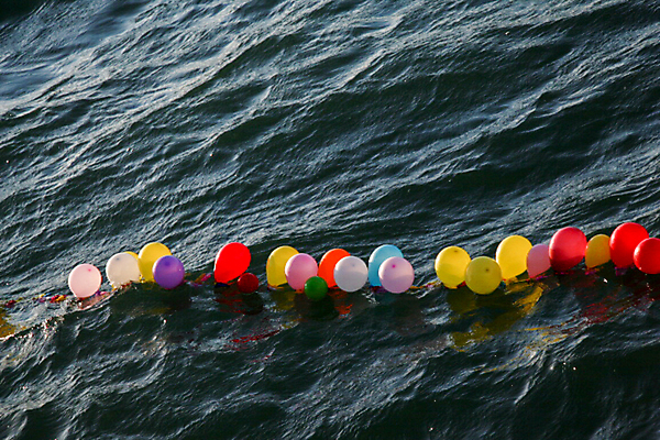 포토 JPG 해외이미지 사람없음 야외 물 수면 떠있는 풍선 해외포토 자연요소 모션 파일형식 이미지허브