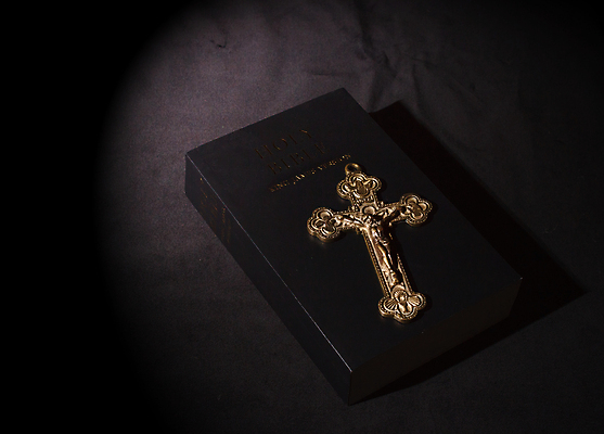 포토 JPG 해외이미지 기독교 종교 십자가 탁자 실내 사랑 사람없음 빛 교회 금속 성경 수확 골동품 기도 예수 영혼 성자 심볼 오브젝트 복고 신성 청동 신앙심 옛날 해외포토 감정 가구 농업 종교용품 종교건축 재질 내부 건물 신_종교 파일형식 이미지허브