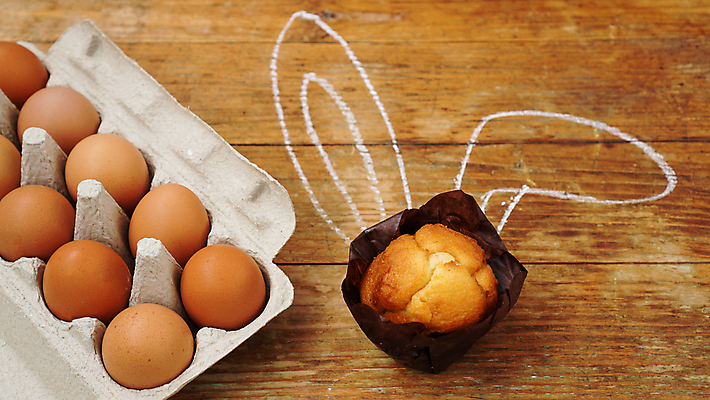 포토 JPG 해외이미지 부활절 실내 사람없음 계란 그림 토끼머리띠 머핀 계란판 토끼모양 나무배경 해외포토 모양 기념일 빵 백그라운드 내부 알 머리띠 파일형식 이미지허브