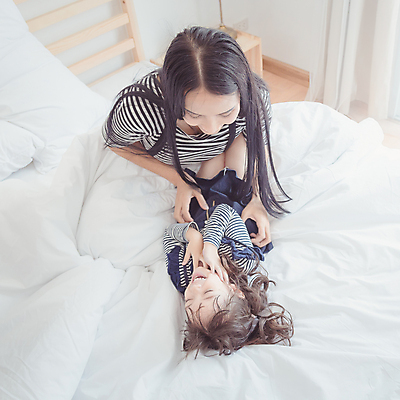 포토 JPG 해외이미지 라이프스타일 여자 딸 행복 아시아 어린이 학교 가족 놀이 엄마 휴가 주택 함께함 실내 사랑 미소 웃음 사람 동양인 두명 뷰티 유치원 기쁨 침실 방 아기 스마트 결백 천진난만 해외포토 교육 감정 나라 컨셉 관계 표정 인종 내부 건물 생활 파일형식 이미지허브