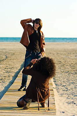 포토 JPG 해외이미지 백인 모델 긴머리 여자 남자 포즈 20대 야외 두명 10대 세로 햇빛 유행 카메라 맑음 사진촬영 시원함 발사 사진사 히스패닉 해외포토 서양인 헤어스타일 청소년 날씨 사람 청년 전자제품 태양 촬영 작가 파일형식 이미지허브