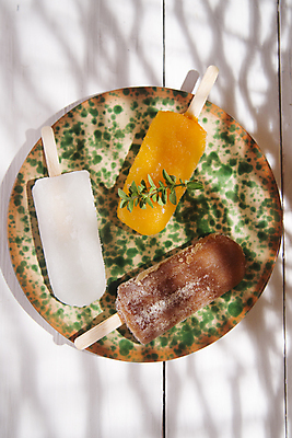 포토 JPG 해외이미지 접시 아이스크림 실내 그림자 사람없음 세개 달콤 시원함 막대아이스크림 나무배경 해외포토 식기 백그라운드 디저트 3 내부 맛 파일형식 이미지허브