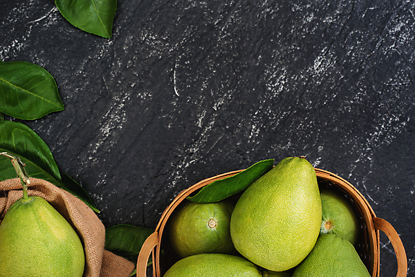 포토 JPG 해외이미지 잎 검은배경 실내 사람없음 하이앵글 바구니 자몽 담기 카피스페이스 해외포토 식물 뷰포인트 백그라운드 과일 모션 내부 검은색 공백 파일형식 이미지허브