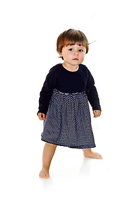 포토 JPG 해외이미지 백인 모델 응시 여자 행복 백그라운드 한명 미소 정장 세로 파란색 뷰티 유행 걷기 흰색 화려 우아함 걸음마 해외포토 서양인 1 시선 옷 감정 컬러 컨셉 모션 표정 사람 파일형식 이미지허브