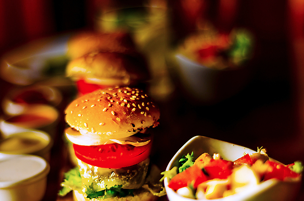 포토 JPG 해외이미지 그릇 패스트푸드 실내 사람없음 아웃포커스 샐러드 햄버거 인스턴트 정크푸드 해외포토 식기 음식 촬영기법 내부 파일형식 이미지허브