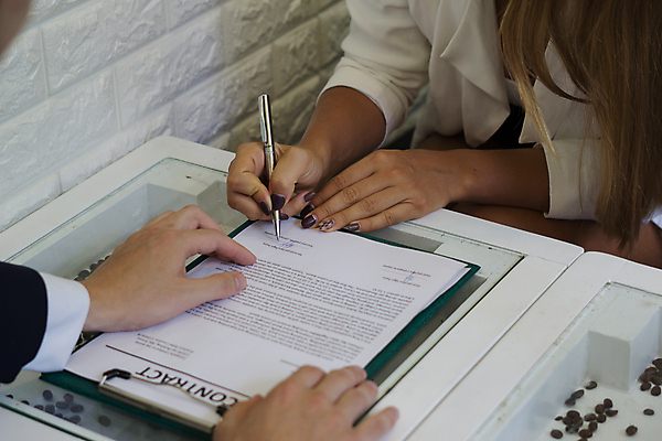 포토 JPG 해외이미지 백인 커피 컨셉 비즈니스 협력 함께함 미소 사람 동양인 두명 노트북 컴퓨터 공책 카페 업무 동료 와이파이 프로젝트 해외포토 서양인 음료 관계 문구용품 표정 인종 전자제품 상점 작업 무선인터넷 파일형식 이미지허브