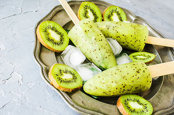 포토 JPG 해외이미지 접시 단면 아이스크림 실내 키위 사람없음 얼음 흰배경 슬라이스 과일아이스크림 막대아이스크림 해외포토 자연요소 식기 백그라운드 과일 디저트 내부 흰색 파일형식 이미지허브